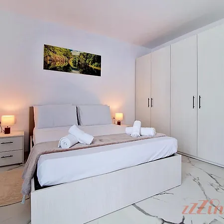 Lägenhet 2br Penthouse With Rooftop Terrace In *